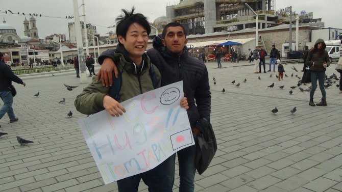 Japon Turistlerden Taksim’de "Sarılmak Bedava" Etkinliği