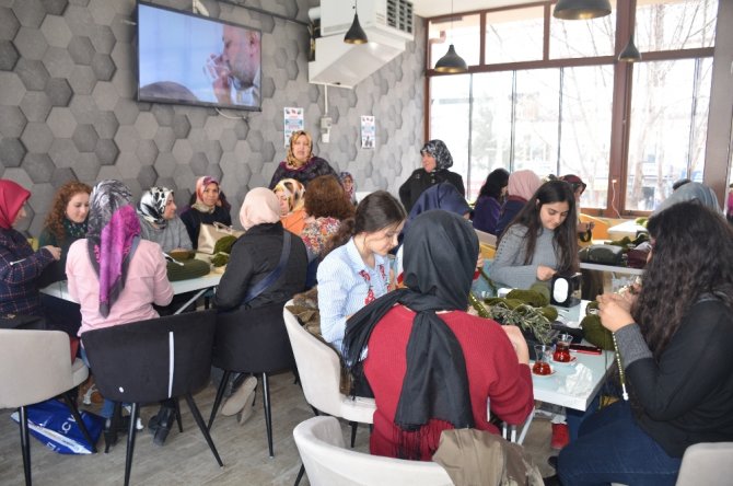 Mehmetçiğe Örgü Ören Kadınlar İplik Satışlarını Arttırdı