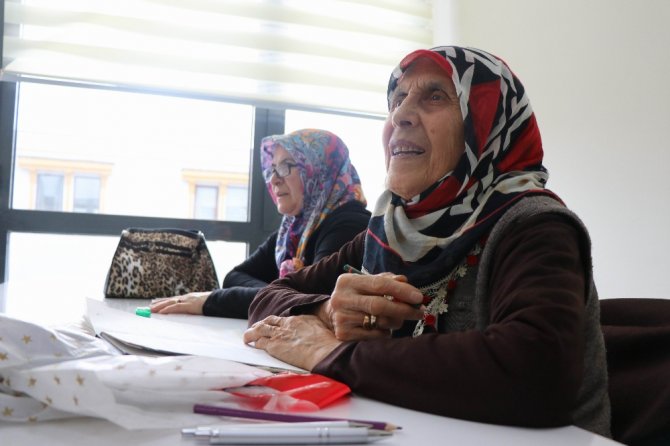86 Yaşında Okuma-yazma Öğreniyor