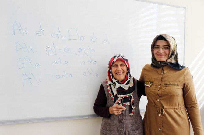 86 Yaşında Okuma-yazma Öğreniyor