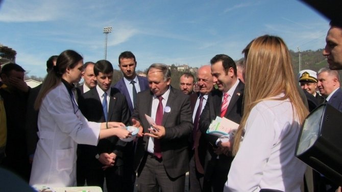 Hopa’da Uyuşturucu Ve Madde Bağımlılığına Dikkat Çekmek İçin Sokak Tiyatrosu Ve Panel Düzenlendi