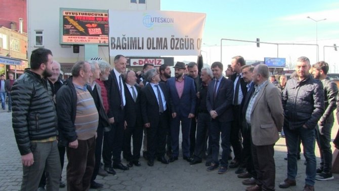 Hopa’da Uyuşturucu Ve Madde Bağımlılığına Dikkat Çekmek İçin Sokak Tiyatrosu Ve Panel Düzenlendi