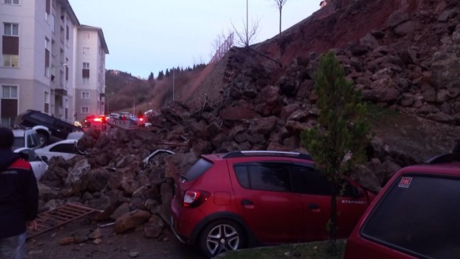 Trabzon’da İstinat Duvarı Çöktü, Araçlar Altında Kaldı