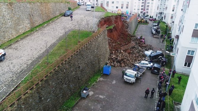 Trabzon’da İstinat Duvarı Çöktü, Araçlar Altında Kaldı...(2)