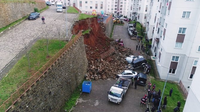 Trabzon’da İstinat Duvarı Çöktü, Araçlar Altında Kaldı...(2)