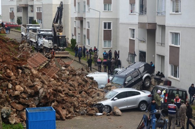 Trabzon’da İstinat Duvarı Çöktü, Araçlar Altında Kaldı...(2)