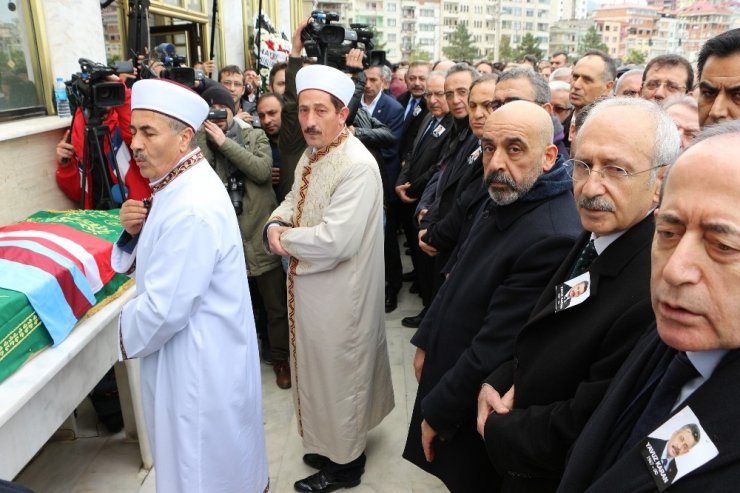 Chp’nin Meclis Grup Toplantısı’nı İptal Etti, Trabzon’a Cenazeye Geldi