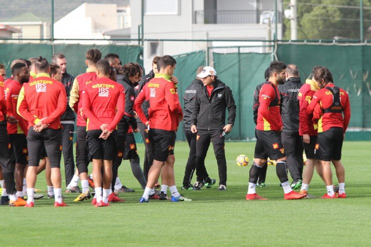 “Tüm Maçlarımıza Ligde İlk 5’te Yer Almak İçin Çıkıyoruz”