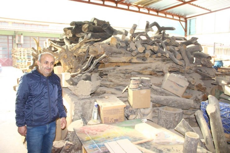 Yakılacak Odunları Sanat Eserine Dönüştürüyor
