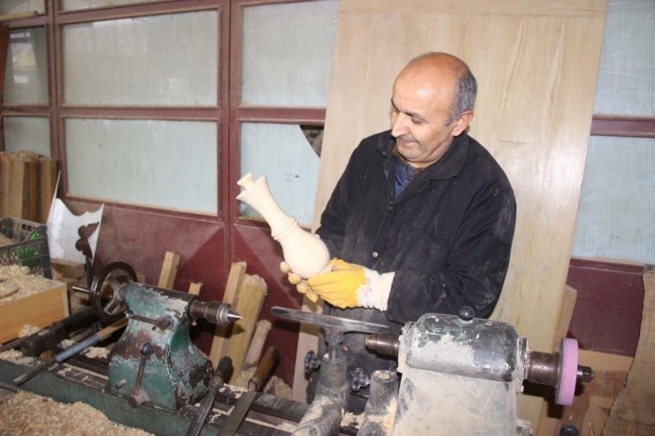 Yakılacak Odunları Sanat Eserine Dönüştürüyor