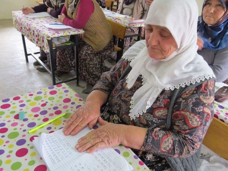 Şehit Oğluna Şiir Yazmak İçin Okuma Yazma Öğreniyor