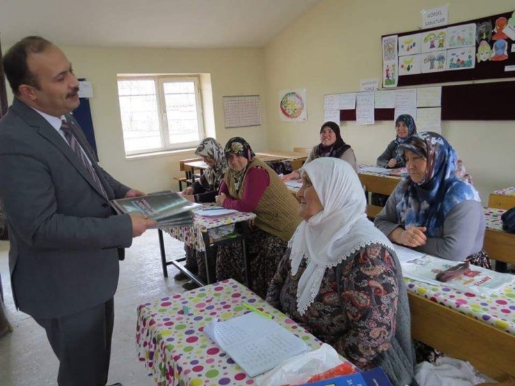 Şehit Oğluna Şiir Yazmak İçin Okuma Yazma Öğreniyor