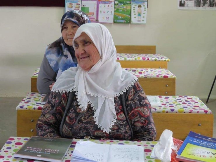 Şehit Oğluna Şiir Yazmak İçin Okuma Yazma Öğreniyor