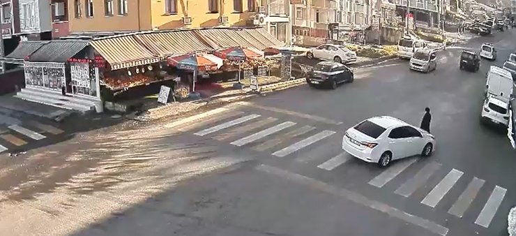Dikkatsiz Sürücüler Yoldan Geçen Yayalara İşte Böyle Çarptı