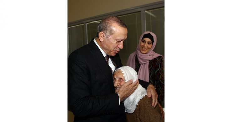 Erdoğan 105 Yaşındaki Fikriye Ninenin Elini Öptü