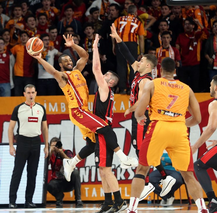 Aslan Evinde Zorlanmadı