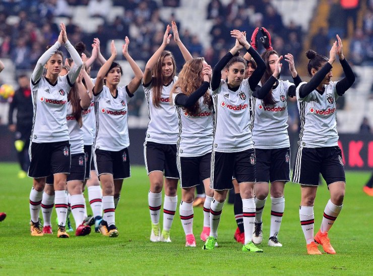 Beşiktaş Kadın Futbol Takımı’na Sevgi Seli