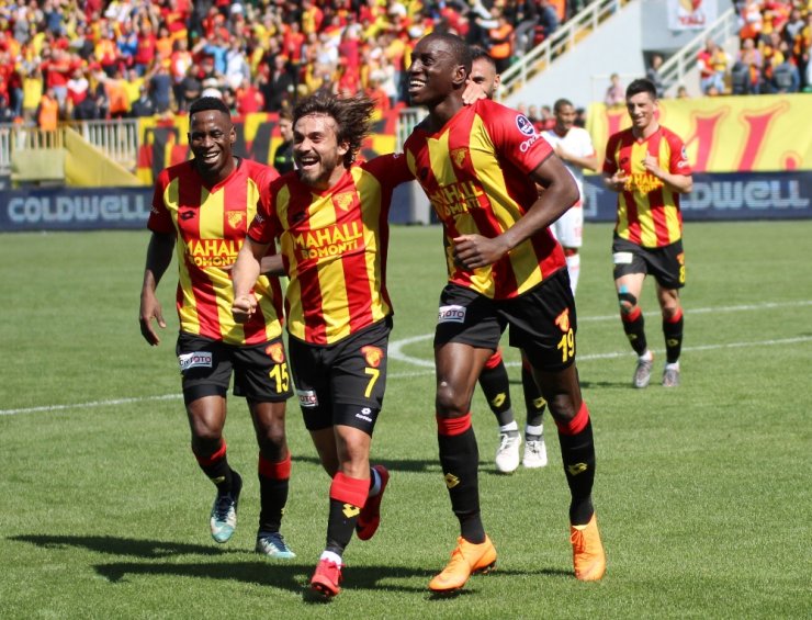 İzmir’de Sahne Demba Ba’nın