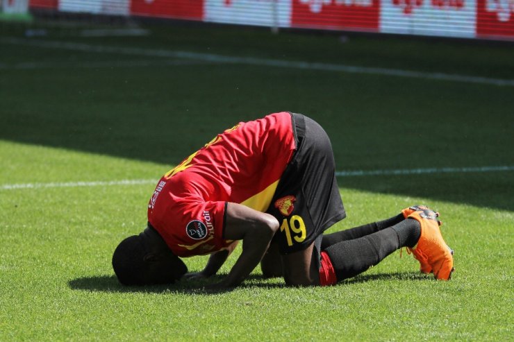 İzmir’de Sahne Demba Ba’nın