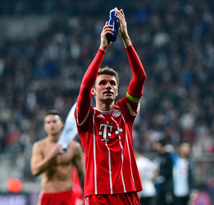Bayernli Futbolcular Tribünleri Alkışladı