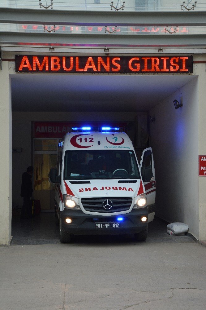 Trabzon Havalimanı’na Acil İniş Yapan Uçaktaki Hasta Kanuni Eğitim Ve Araştırma Hastanesi’ne Kaldırıldı