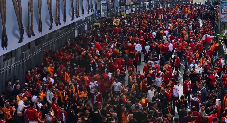 Galatasaray Taraftarları Kadıköy’e Geldi