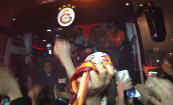 Derbi Sonrası Galatasaray’a Coşkulu Karşılama