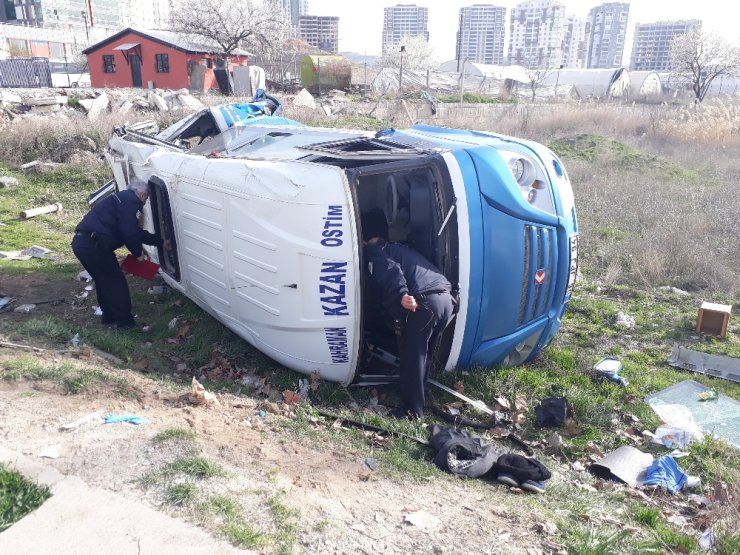 Minibüs Hafriyat Kamyonuyla Çarpıştı: 17 Yaralı