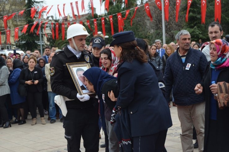 Şehit Polis Yunus Çavdar İçin Valilik Önünde Tören Yapıldı