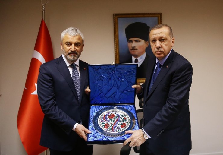 Erdoğan’dan Enver Yılmaz’a Plaket