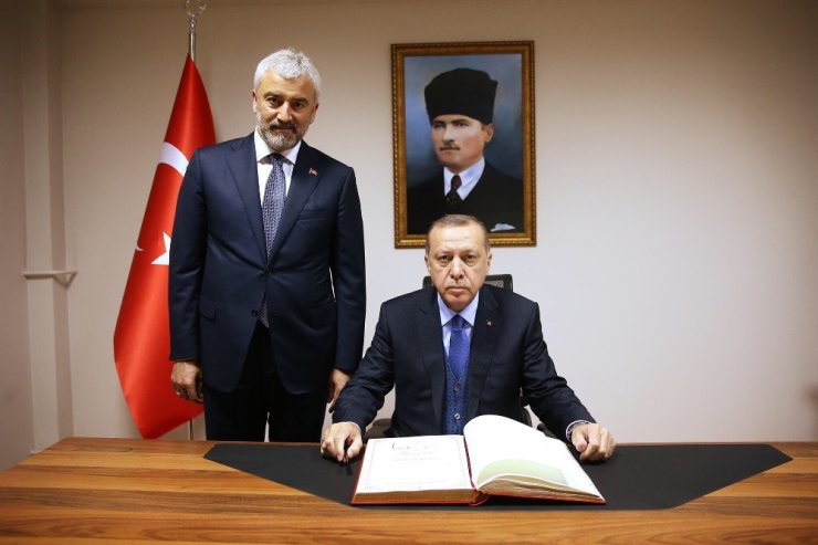 Erdoğan’dan Enver Yılmaz’a Plaket