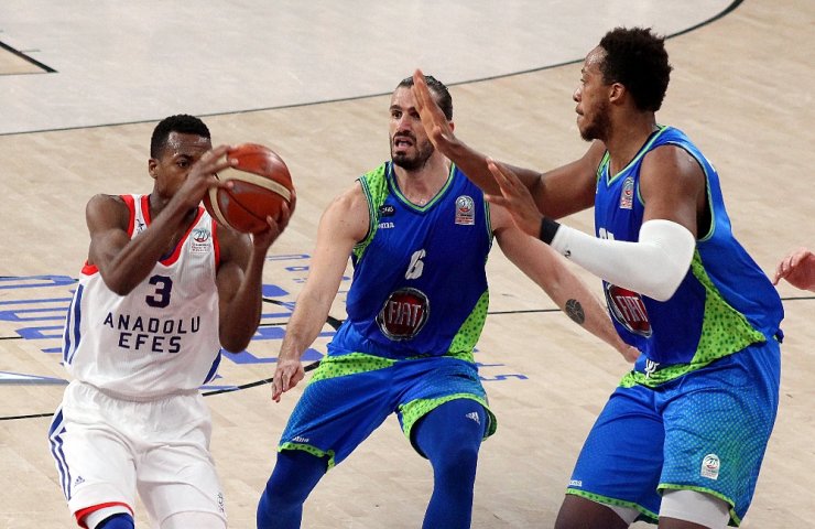 Anadolu Efes Evinde Galip