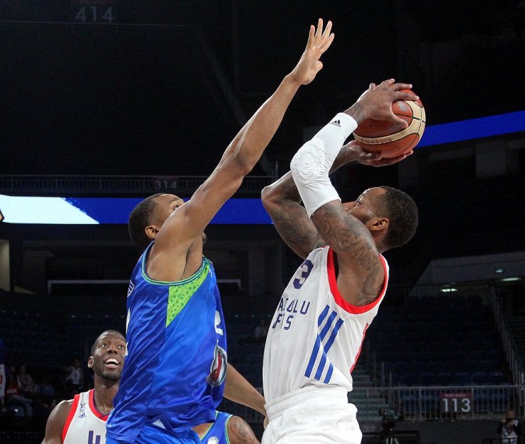 Anadolu Efes Evinde Galip