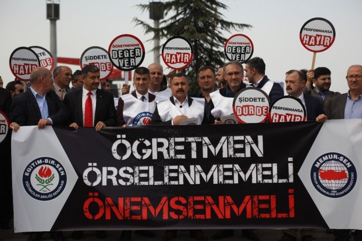 Öğretmenler Performans Değerlendirme Sistemini Protesto Etti