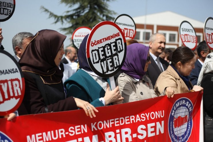 Öğretmenler Performans Değerlendirme Sistemini Protesto Etti