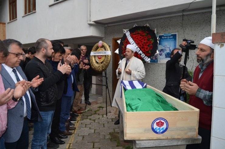 Kaldırımda Yürürken Kafasına Mermer Düşmesi Sonucu Hayatını Kaybeden Eski Futbolcu Son Yolculuğuna Uğurlandı