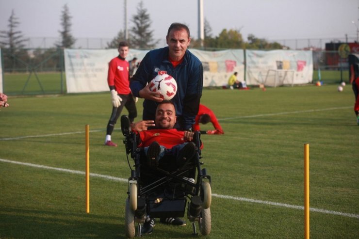 Sneijder’den Eskişehirsporlu Küçük Dev Adama Mesaj Var