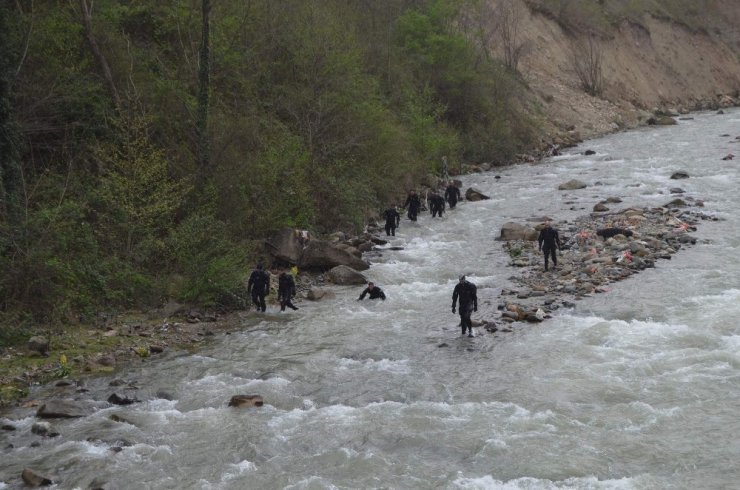 Kayıp Polisi Arama Çalışmaları 6 Gündür Karadan Ve Havadan Sürüyor