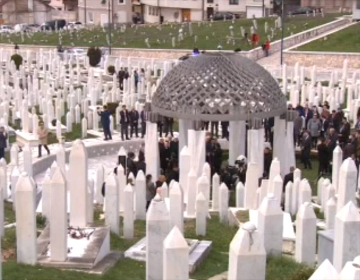 Başbakan Yıldırım Kovaçi Şehitliği’ni Ziyaret Etti