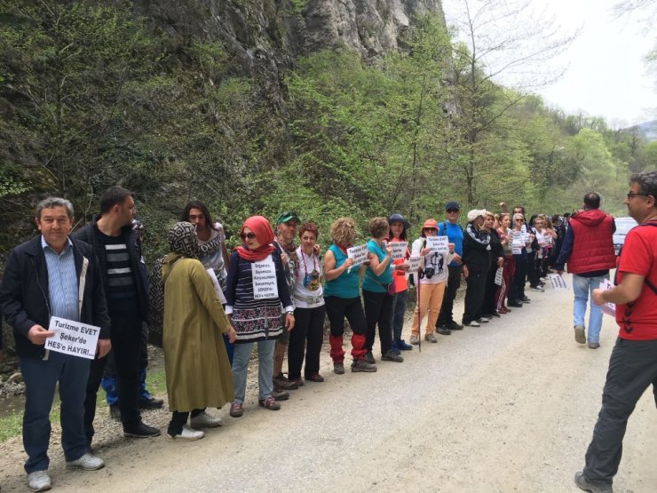 İnsan Zinciri Oluşturup "Hes’e Hayır" Dediler