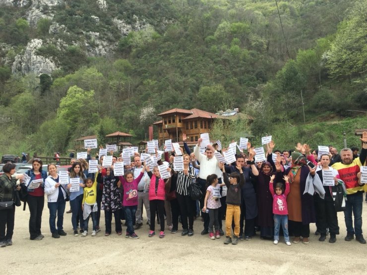 İnsan Zinciri Oluşturup "Hes’e Hayır" Dediler