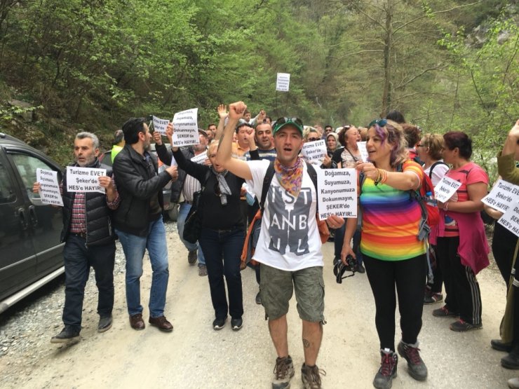 İnsan Zinciri Oluşturup "Hes’e Hayır" Dediler