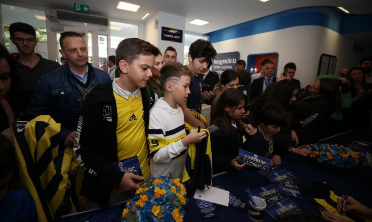 F.bahçe Doğuş Oyuncuları Taraftarla Buluştu