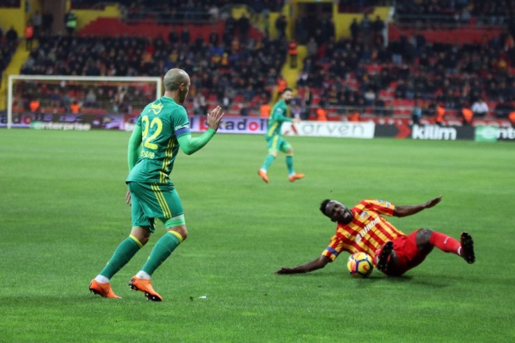 Fenerbahçe Kayseri’de Farka Koştu