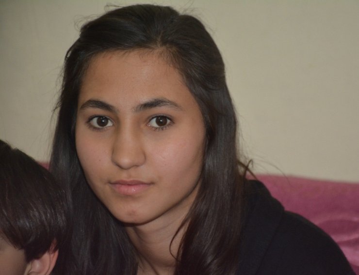Genç Kız Yeniden Duymak İçin Yardım Bekliyor