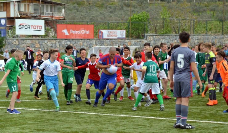 Bakan Bak Alex De Souza İle Sahaya İndi