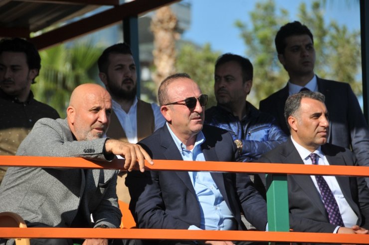 Bakan Çavuşoğlu’ndan Alanyaspor’a Ziyaret