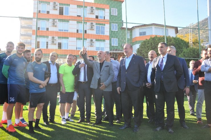 Bakan Çavuşoğlu’ndan Alanyaspor’a Ziyaret