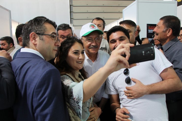 Kılıçdaroğlu Amasya’da Kitap Fuarını Dolaştı