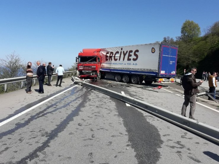 Kaza Yapan Tır Karadeniz Sahil Yolu’nu Ulaşıma Kapattı
